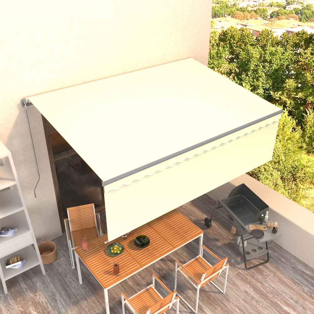 Ein ausgefahrener Sonnenschirm über einem Tisch mit Stühlen und Grill auf dem Balkon.