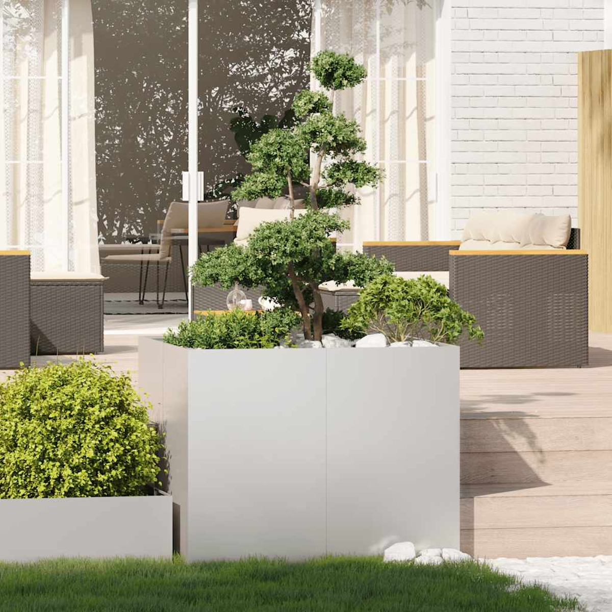 Un patio moderno con un bonsai in fioriera bianca, fiancheggiato da posti a sedere.