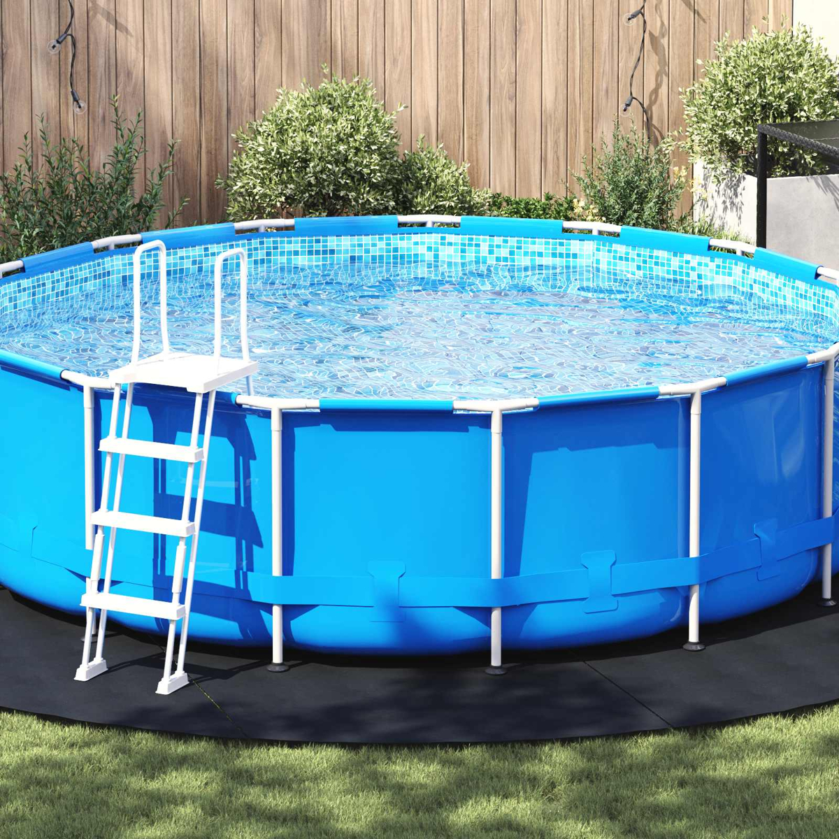 Ein blaues Ovalpool mit Leiter steht im Garten auf grünem Gras.