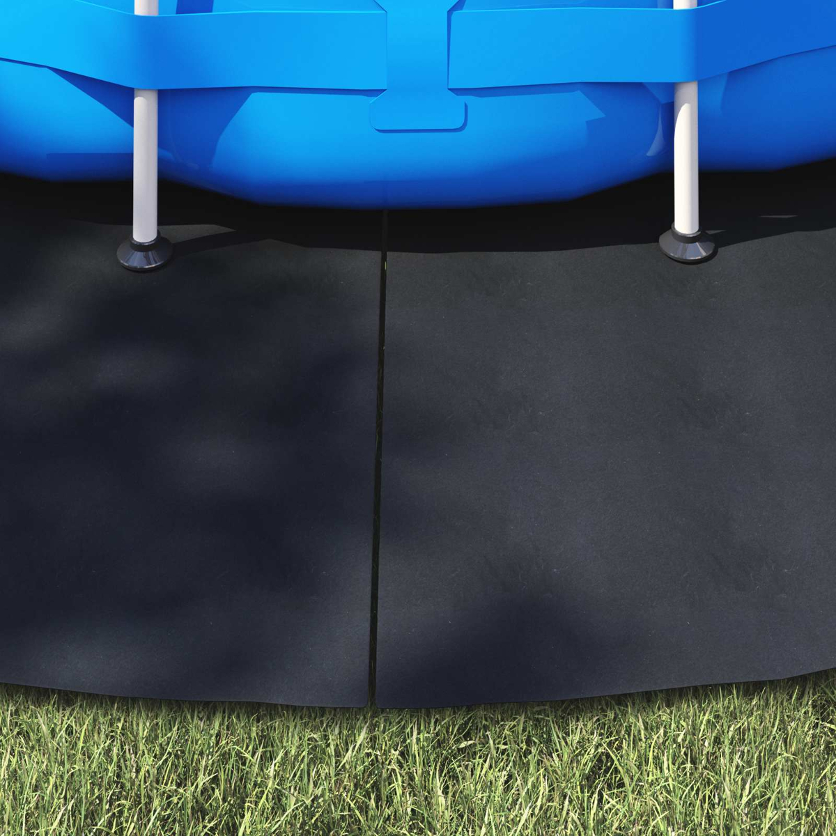 Eine blaue Aufstellbadewanne mit weißen Stützen auf schwarzem Untergrund neben Gras.