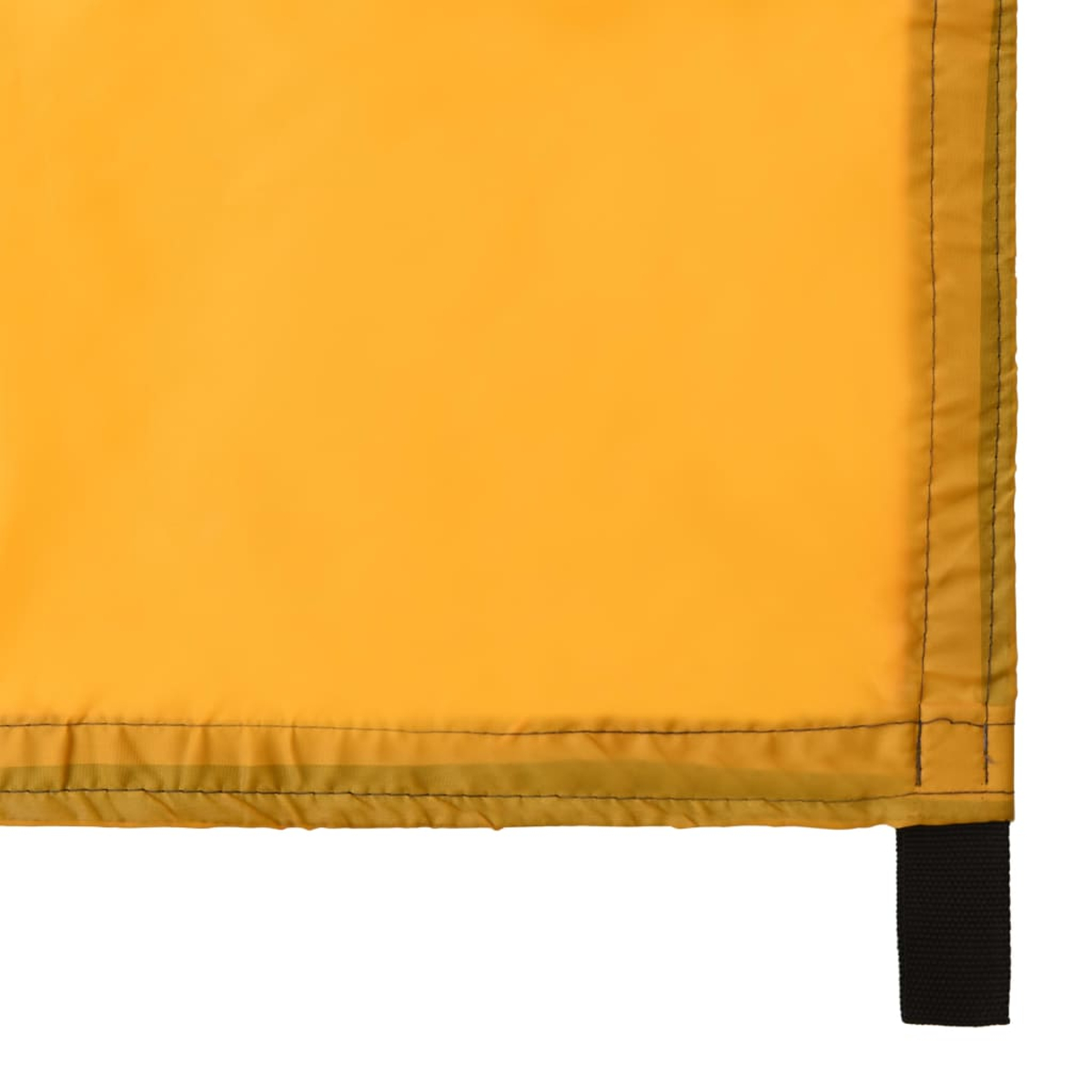 Ein Teil einer gelben Flagge mit schwarzen Nähten und einem schwarzen Band am unteren rechten Rand.