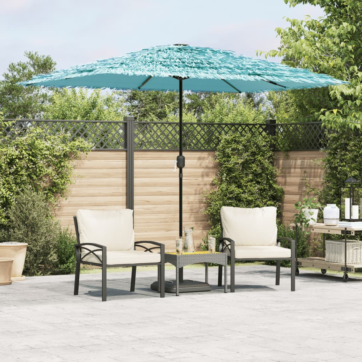 Set da patio esterno con due sedie, tavolino e ombrellone sfrangiato turchese.