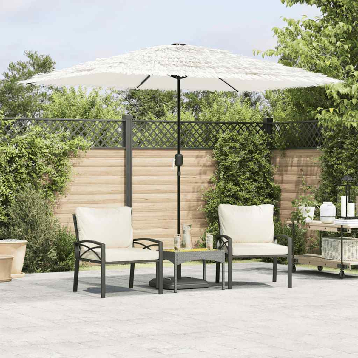 Gartenmöbel: zwei Sessel, ein Tisch, Sonnenschirm, Holzzaun, Pflanzen.