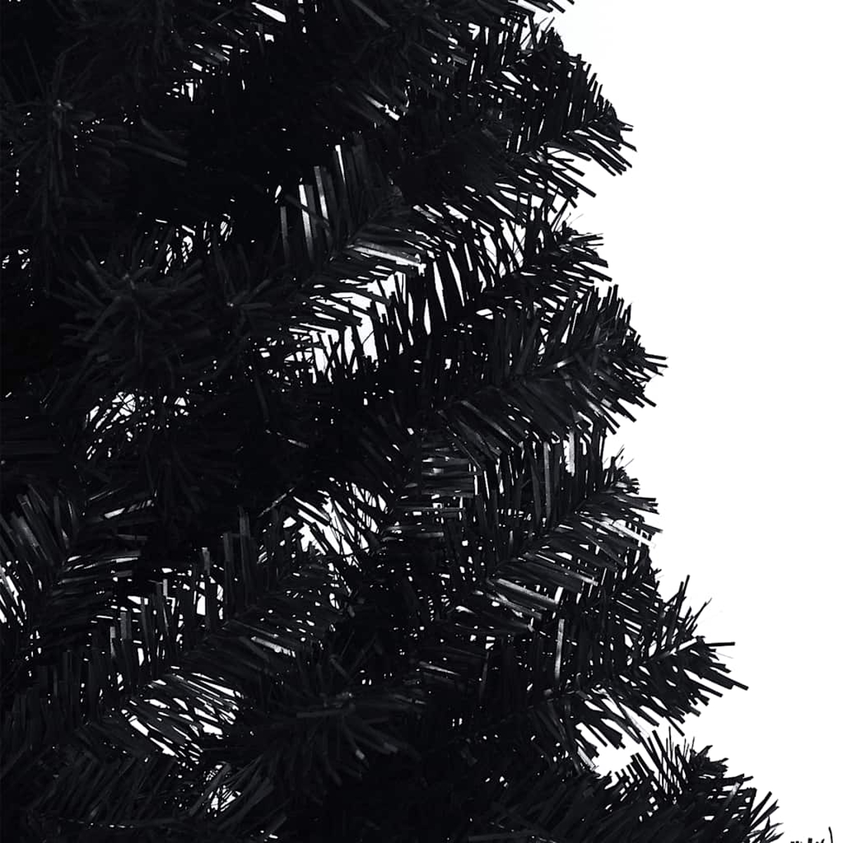 Nahaufnahme von schwarzen Tannennadeln eines Weihnachtsbaums mit weißem Hintergrund.