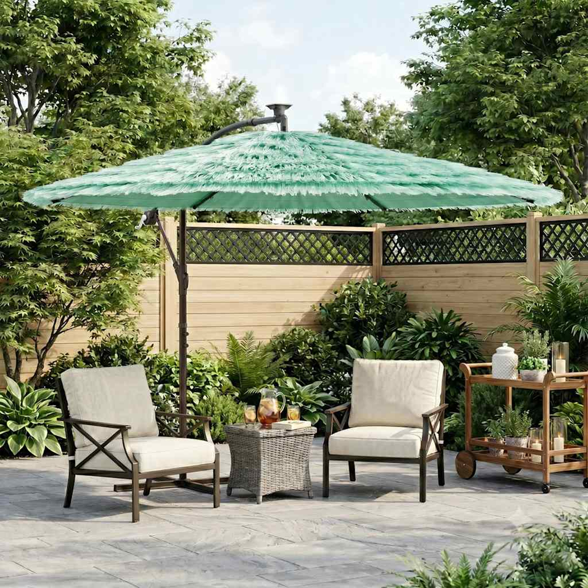 Scena patio con ombrellone verde, sedie, tavolo e carrello bar.