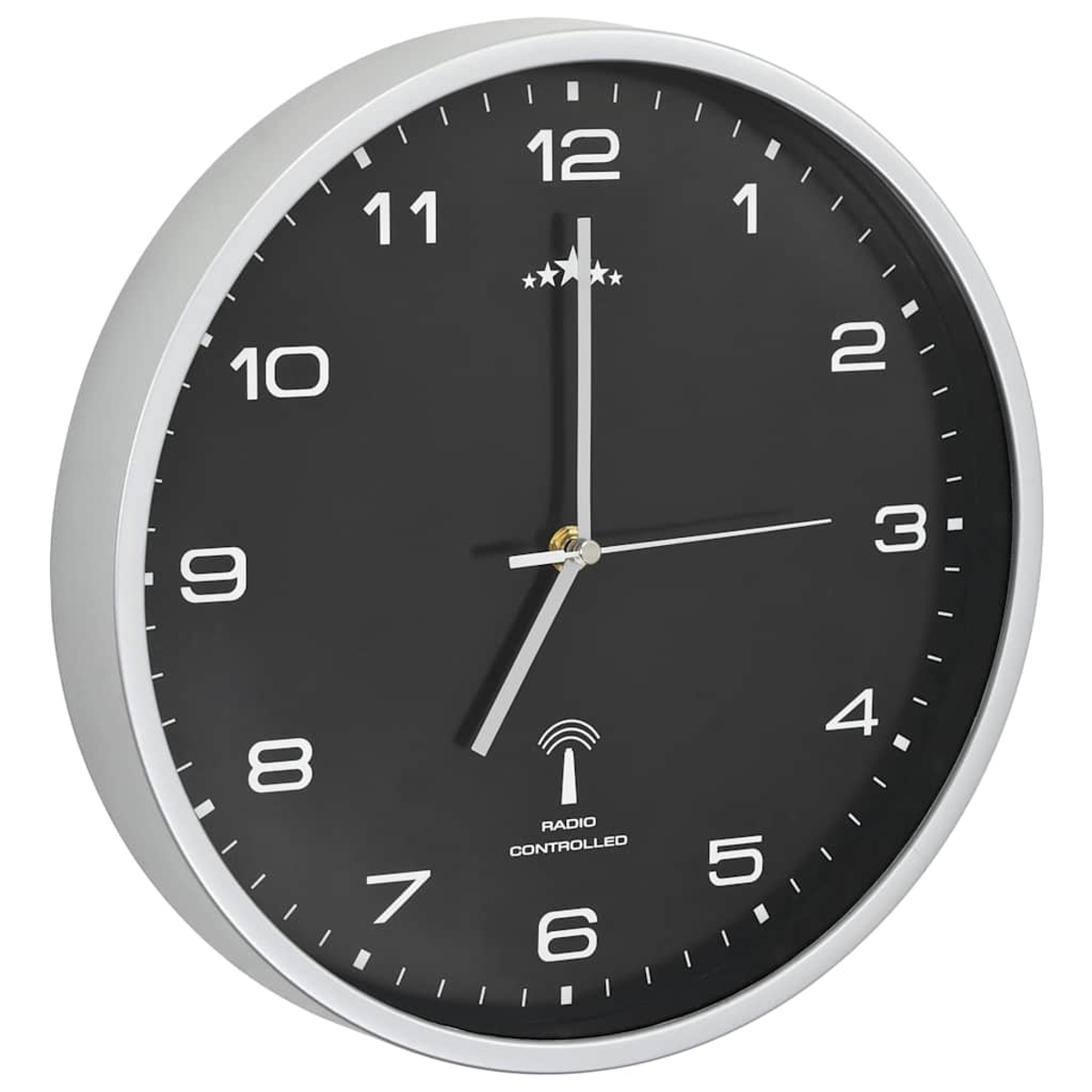 Eine schwarze Wanduhr mit silbernem Rahmen und weißen Ziffern.