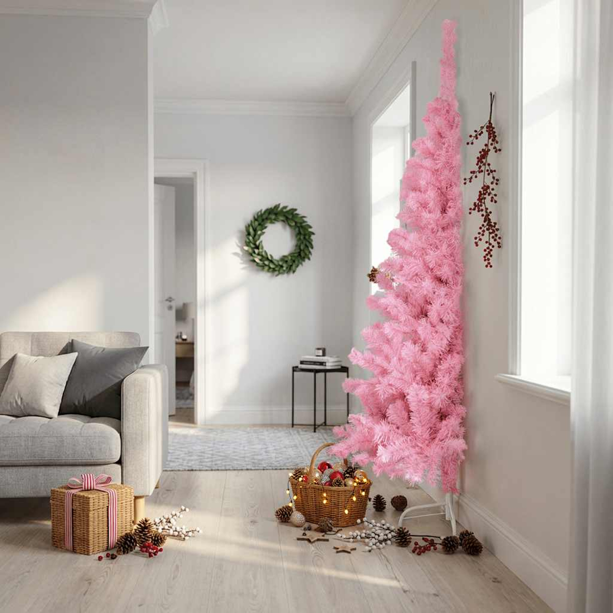 Ein schlanker rosa Weihnachtsbaum steht in einem hellen Raum mit Sofa, Geschenk und Deko-Korb.