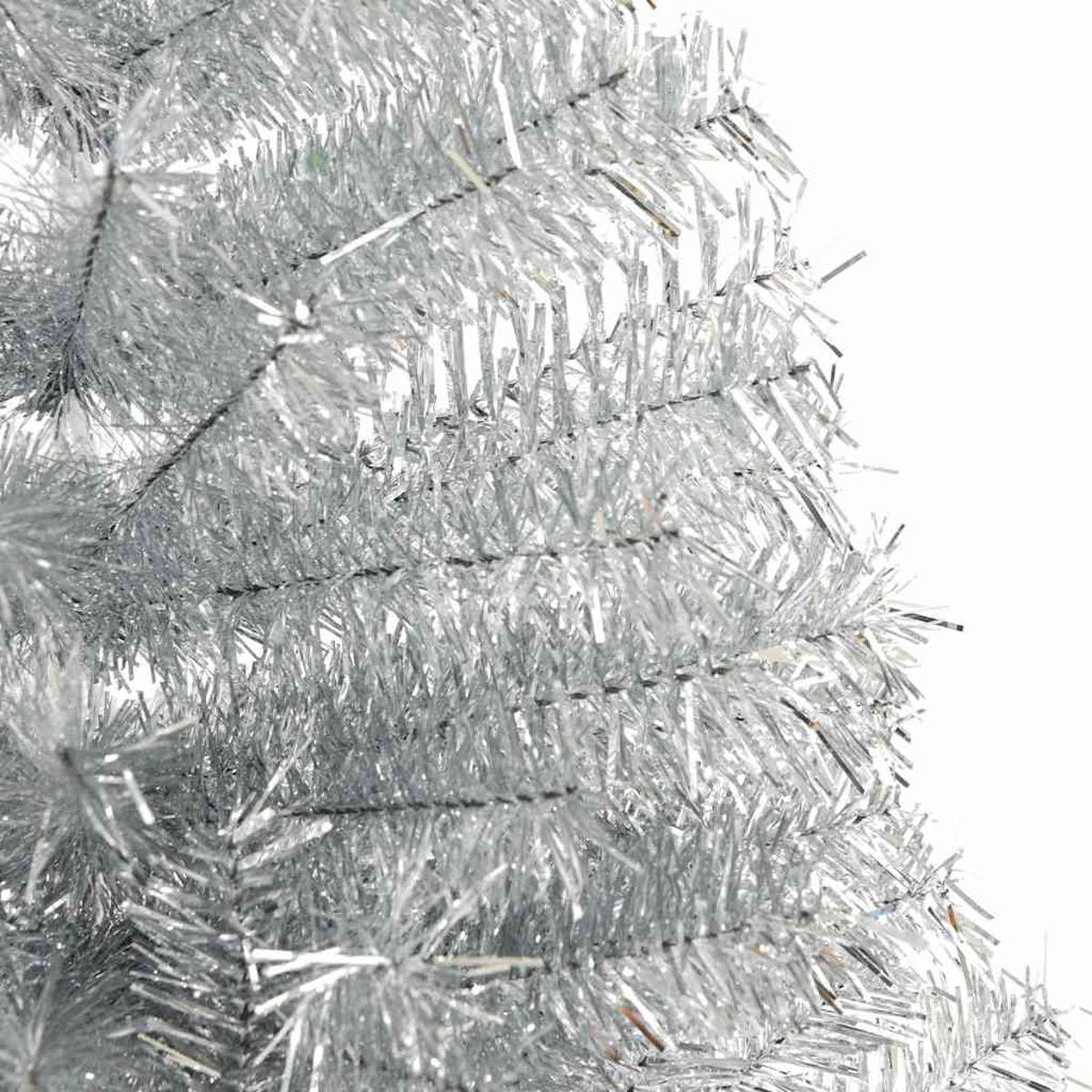 Nahaufnahme eines silbernen Weihnachtsbaums mit Lametta auf weißem Hintergrund.