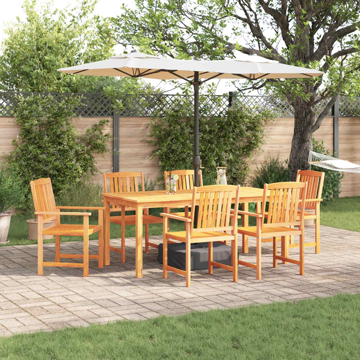 Holz-Terrassenmöbel mit Stühlen, Tisch, Sonnenschirm und Hängematte im Garten.