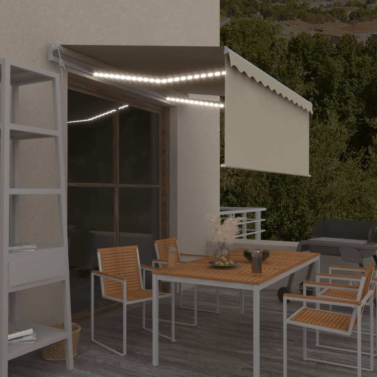 Ein Esstisch mit Stühlen auf einer Terrasse mit Grill und Lichterkette.