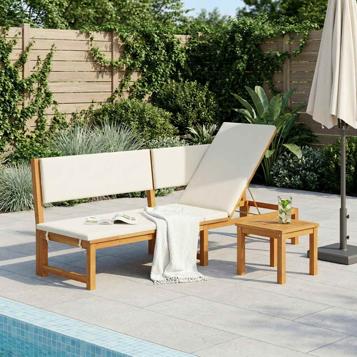 Holzliege mit cremefarbener Polsterung, Beistelltisch mit Glas, Pool & Garten.