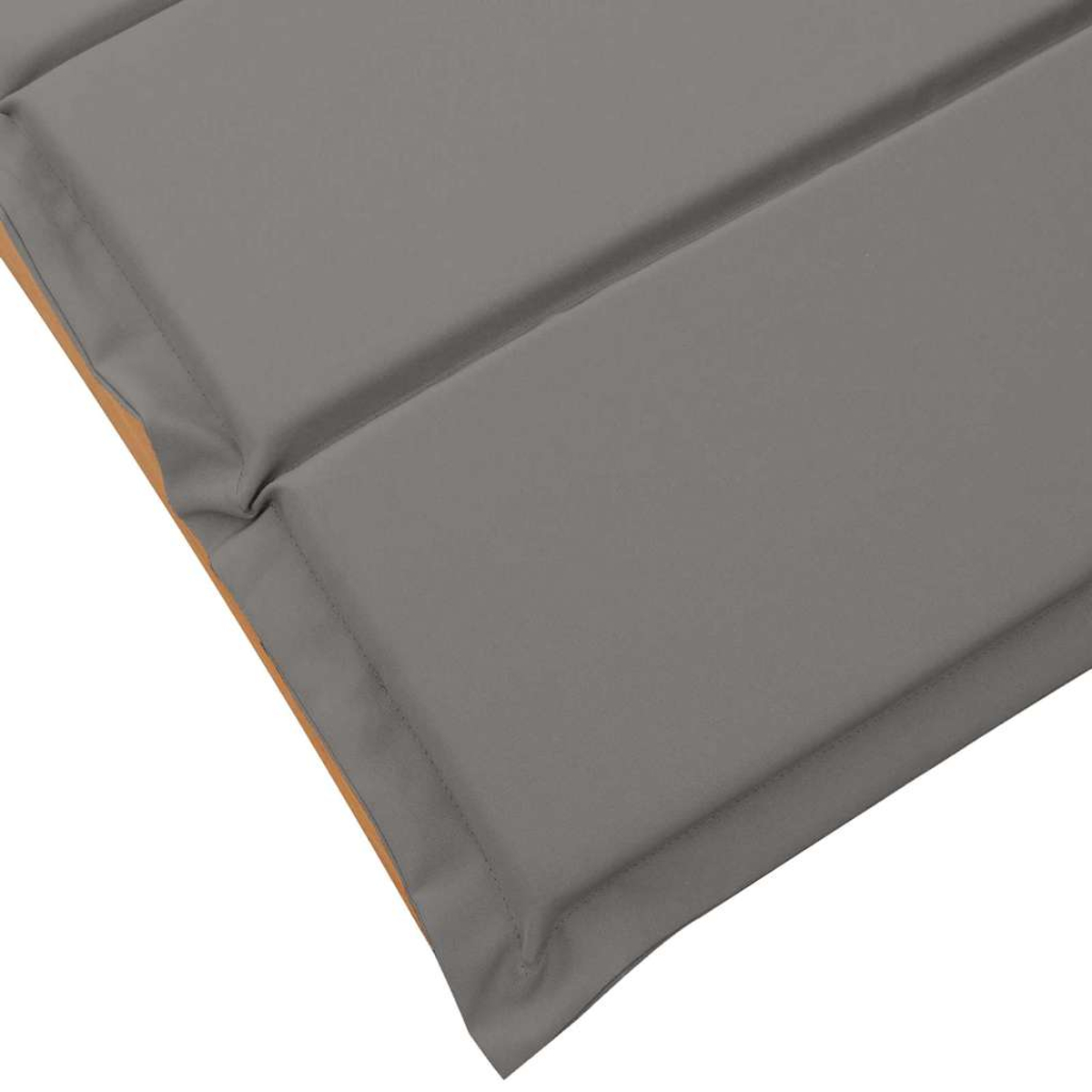 Una alfombrilla acolchada gris con costuras visibles y borde de madera.