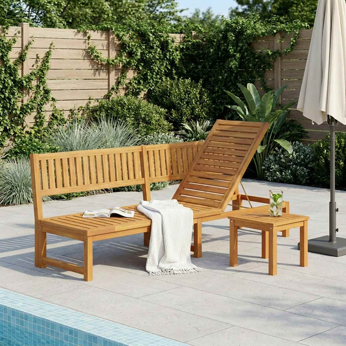 Holz-Lounge-Set mit Bank, Liege, Tisch, Decke und Getränk.