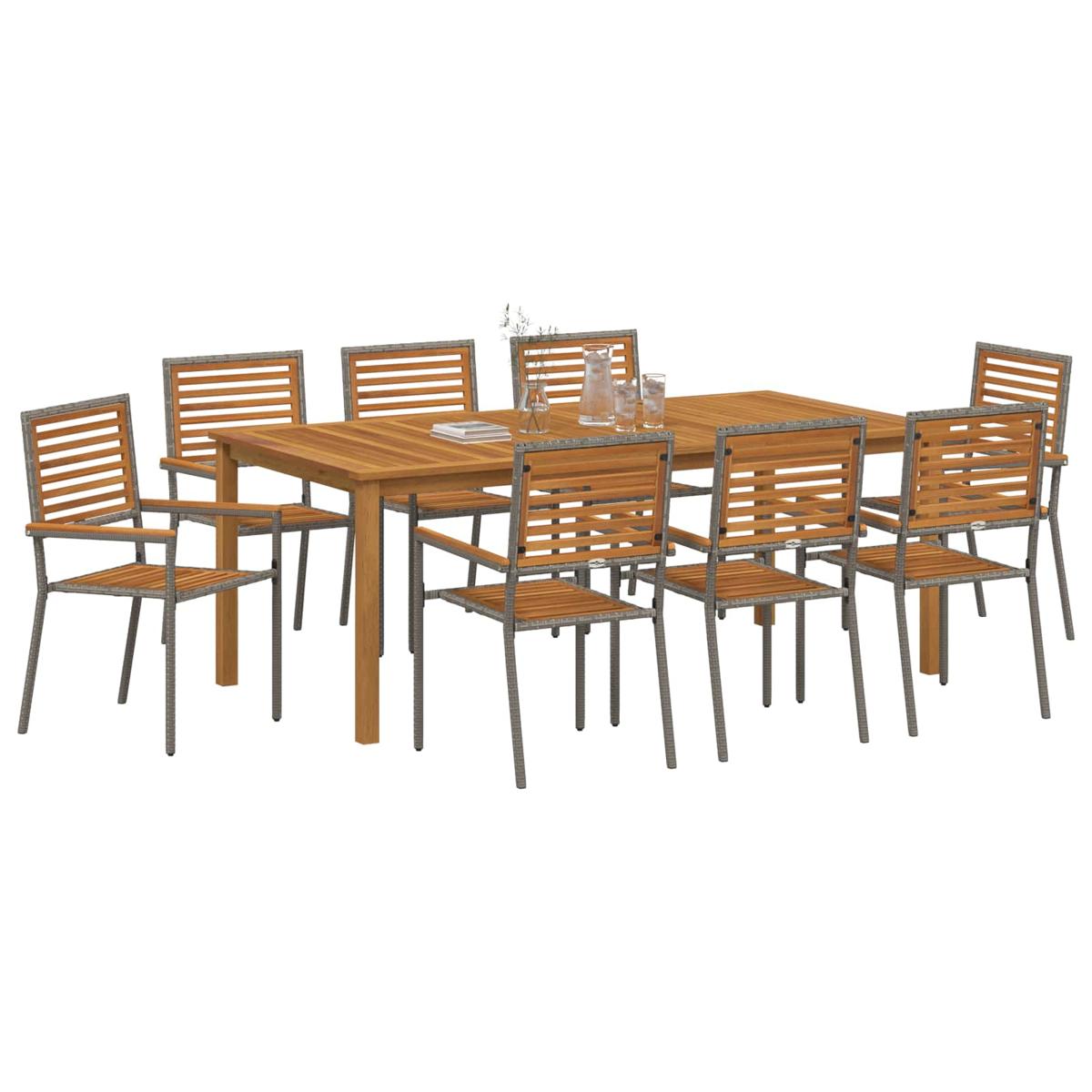 Ein Holztisch mit acht Stühlen, mit Gläsern und einer Karaffe.