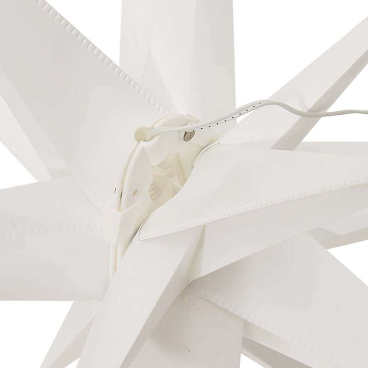 Weiße Sternenlampe mit sichtbarer Kabelverbindung im Zentrum.
