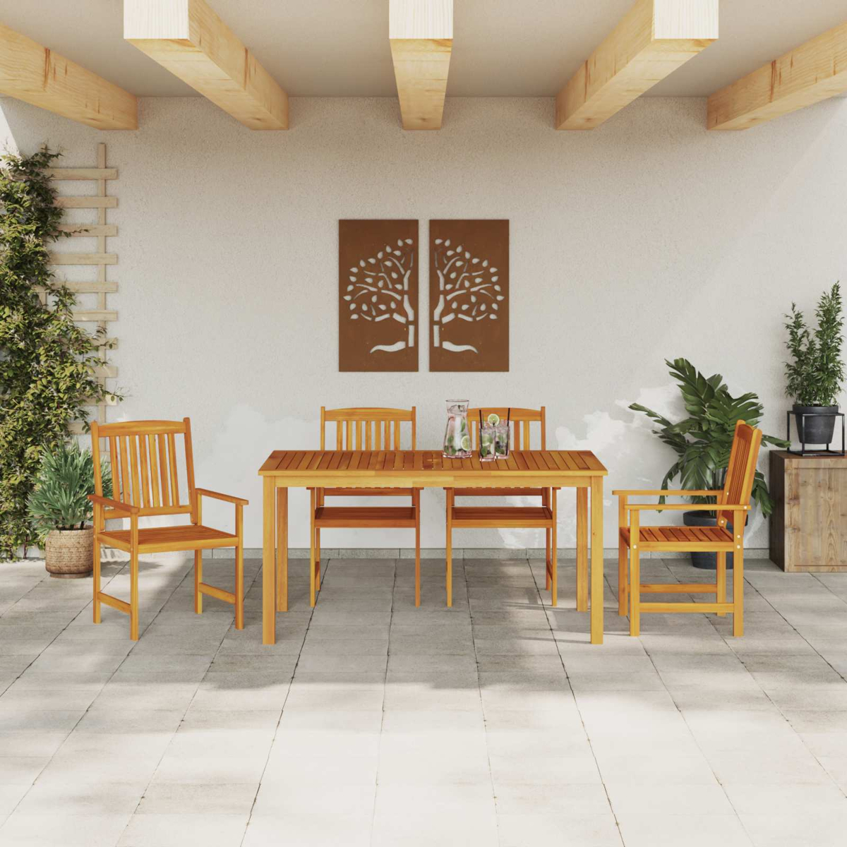 Holztisch und Stühle auf einer Terrasse mit Pflanzen und Wandkunst.