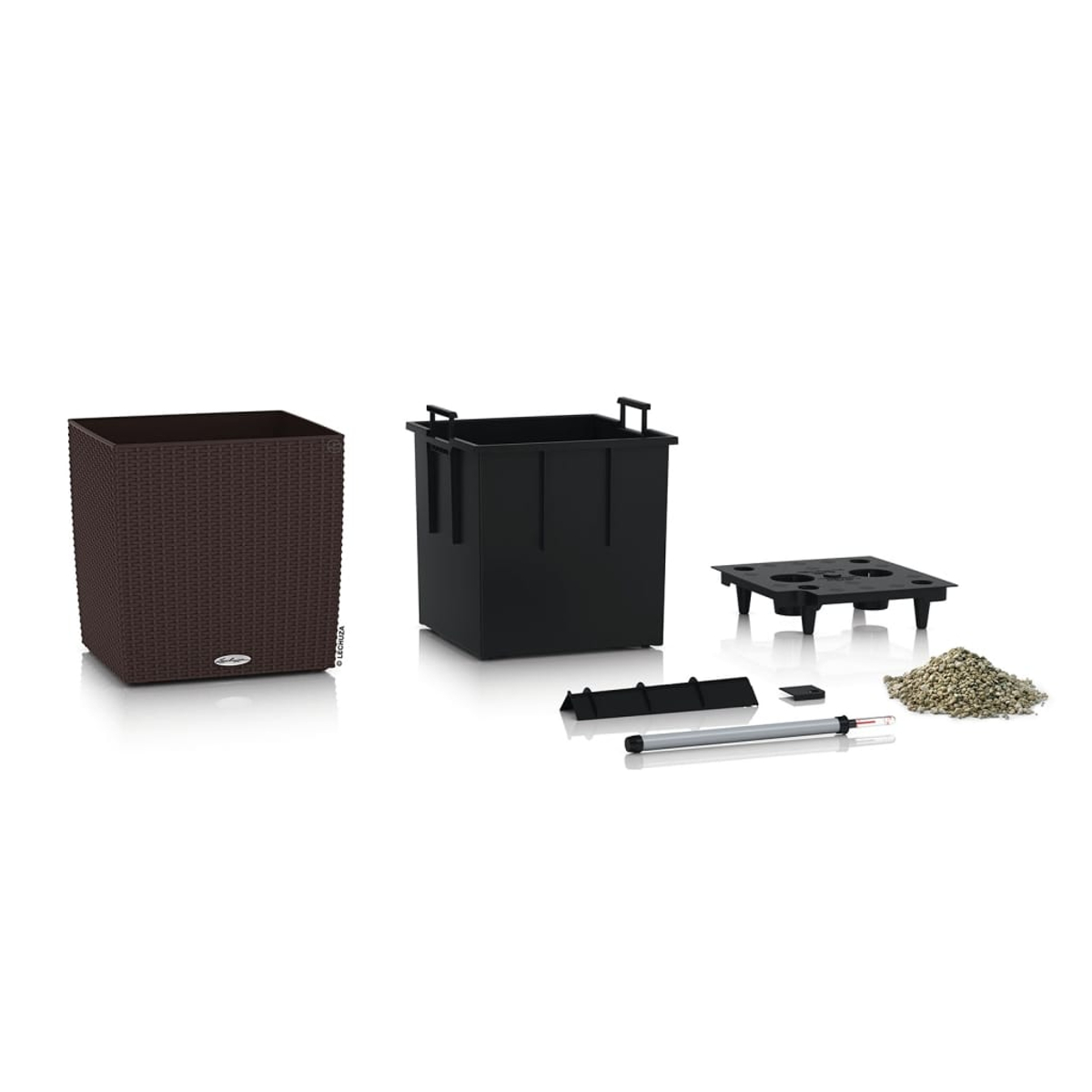 Cache-pot marron, insert noir, bac de drainage, tige et gravier.