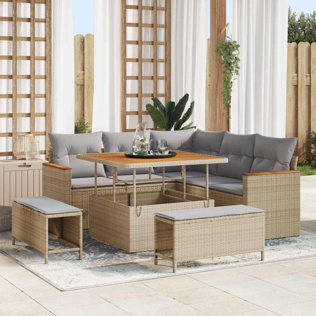 Geflochtenes Outdoor-Möbelset mit grauen Kissen und Tisch.