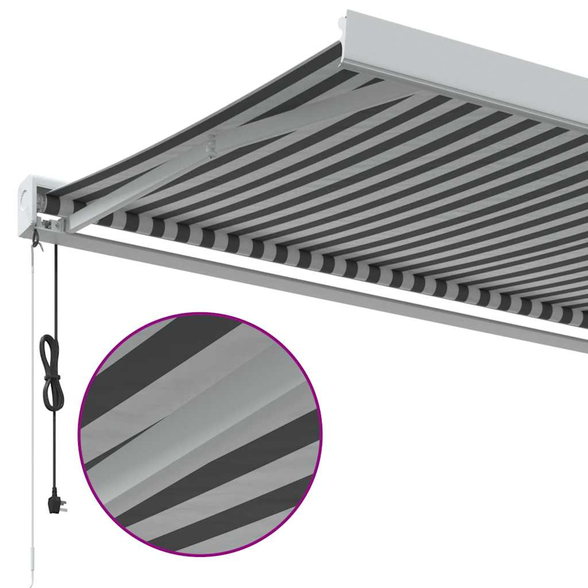 Una tenda da sole esterna a strisce grigie e bianche, estesa e supportata da un telaio metallico.