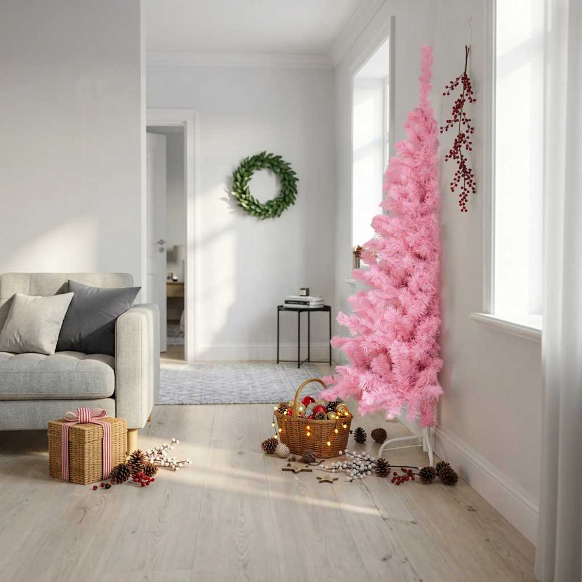 Ein pinker Weihnachtsbaum steht in einem Wohnzimmer neben einem Sofa. Ein Weidenkorb mit Lichterkette und Kugeln steht davor.