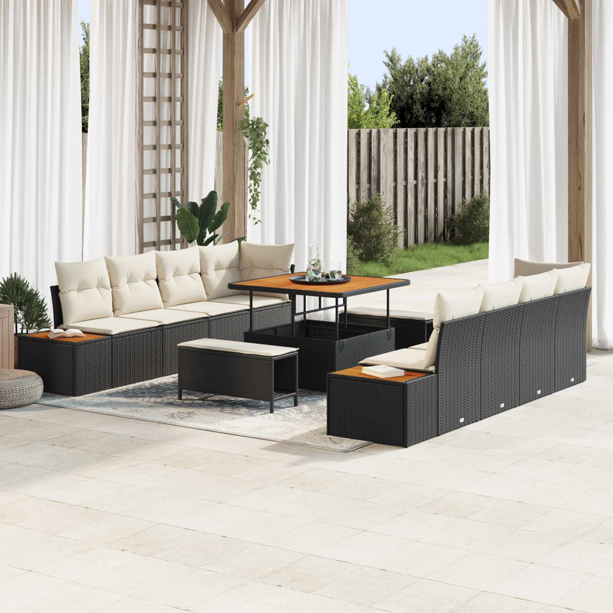 Un divano in rattan nero con cuscini beige e un tavolino su un patio.