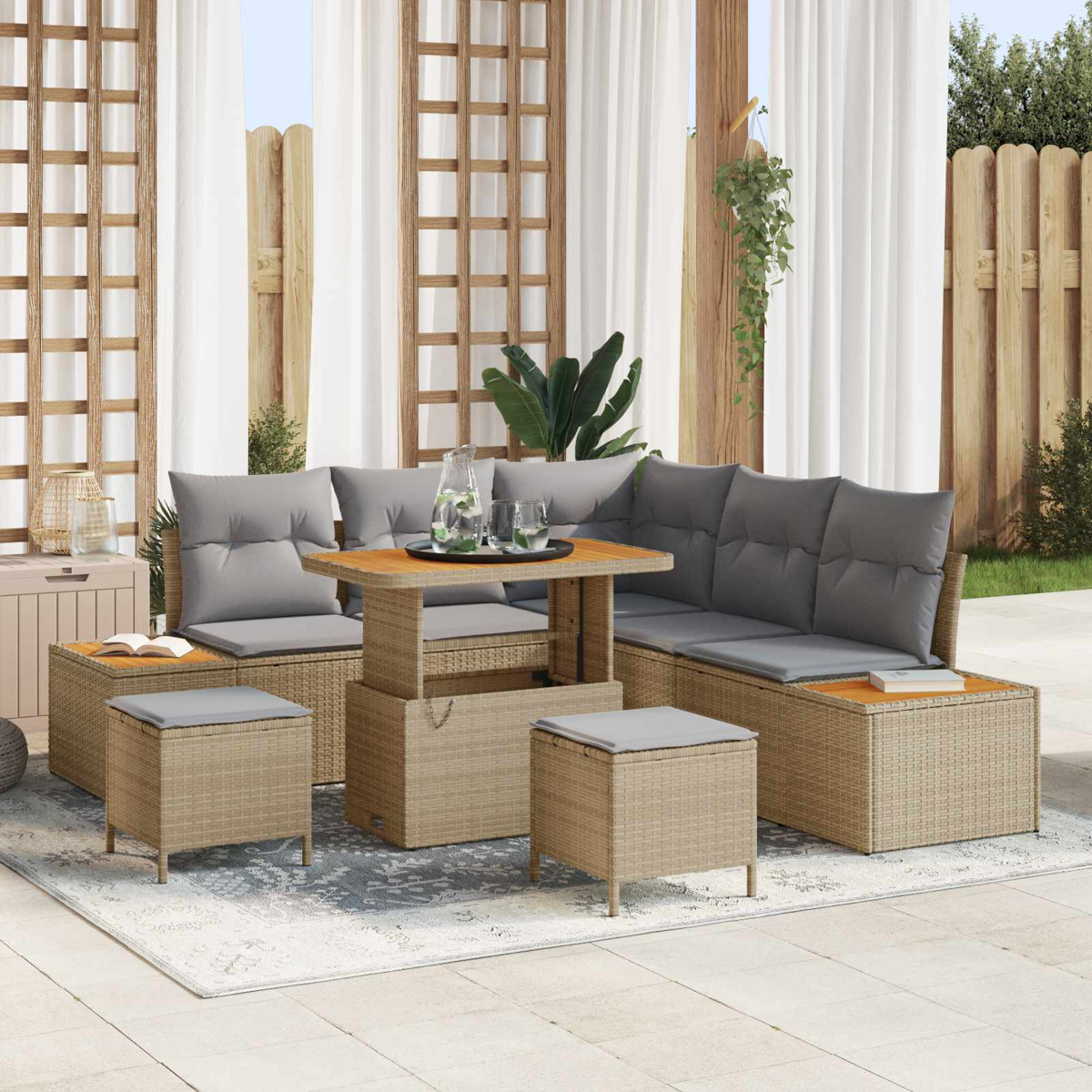 Geflochtenes Lounge-Set mit grauen Kissen auf einer Terrasse. Ein Tisch steht in der Mitte.