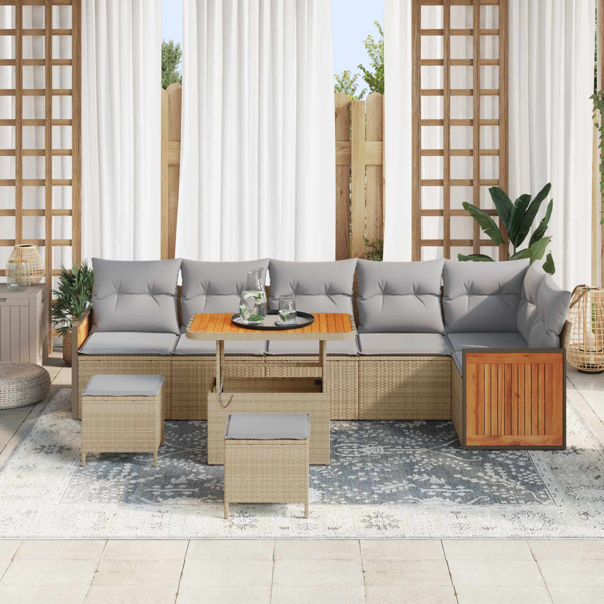 Un sofá seccional de ratán beige con cojines grises y mesa de madera sobre alfombra.