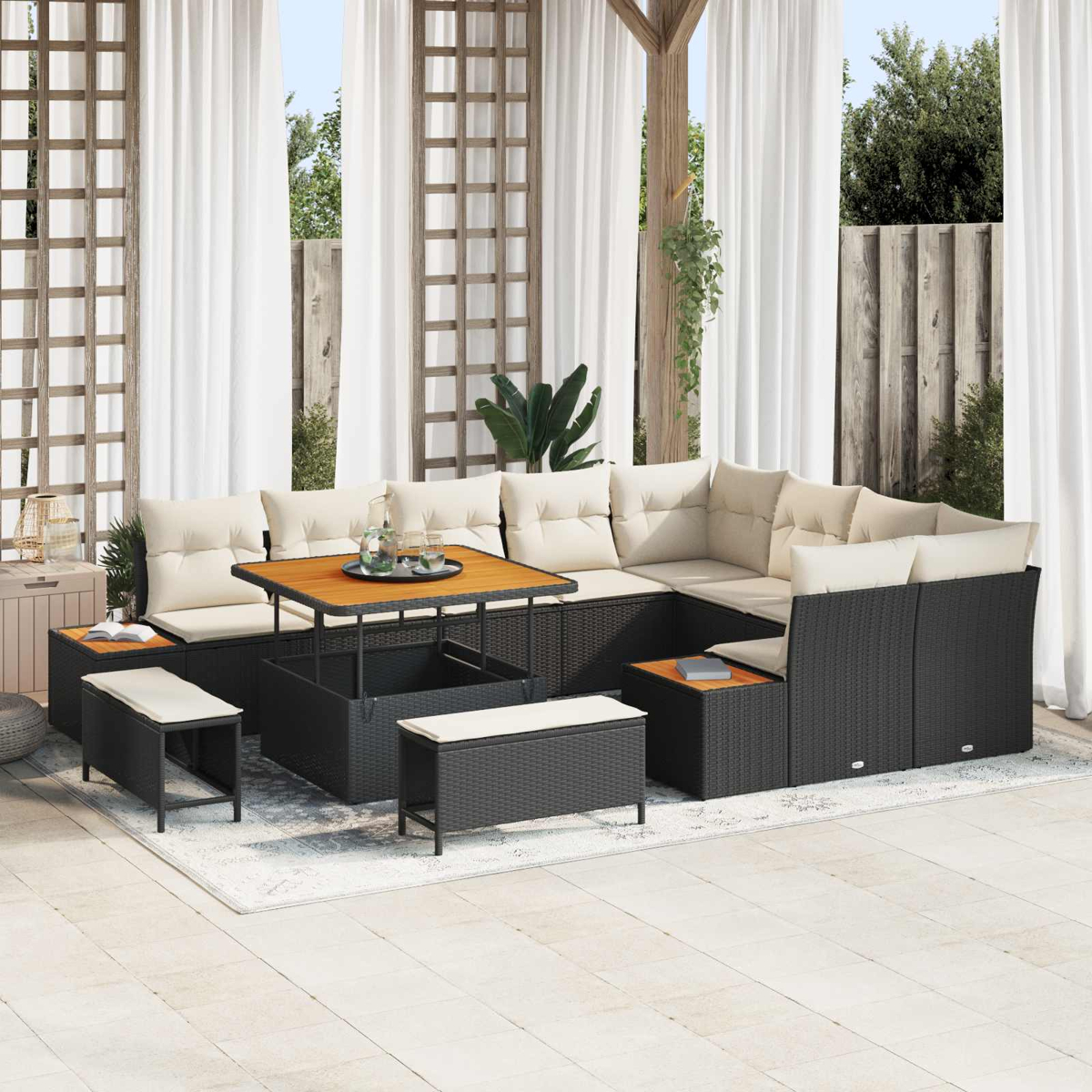Ein dunkles Rattansofa mit beigen Kissen und einem Holztisch, auf einer Terrasse.