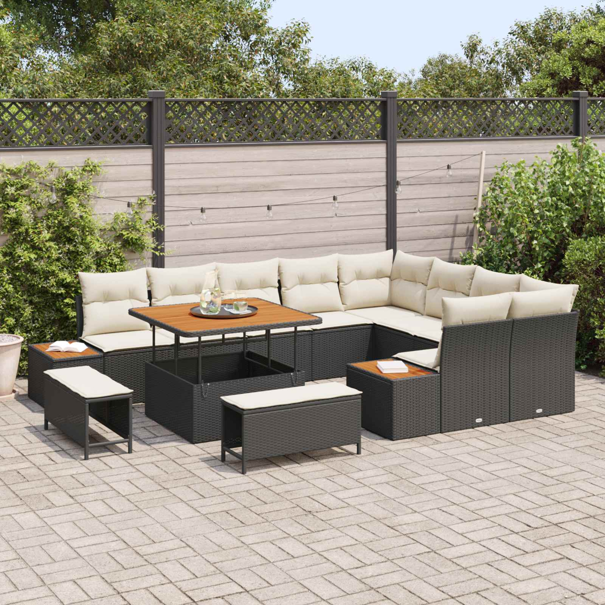 Ecklounge-Garnitur für draußen mit beigen Polstern und einem Couchtisch mit Lift-Funktion auf einer Terrasse.
