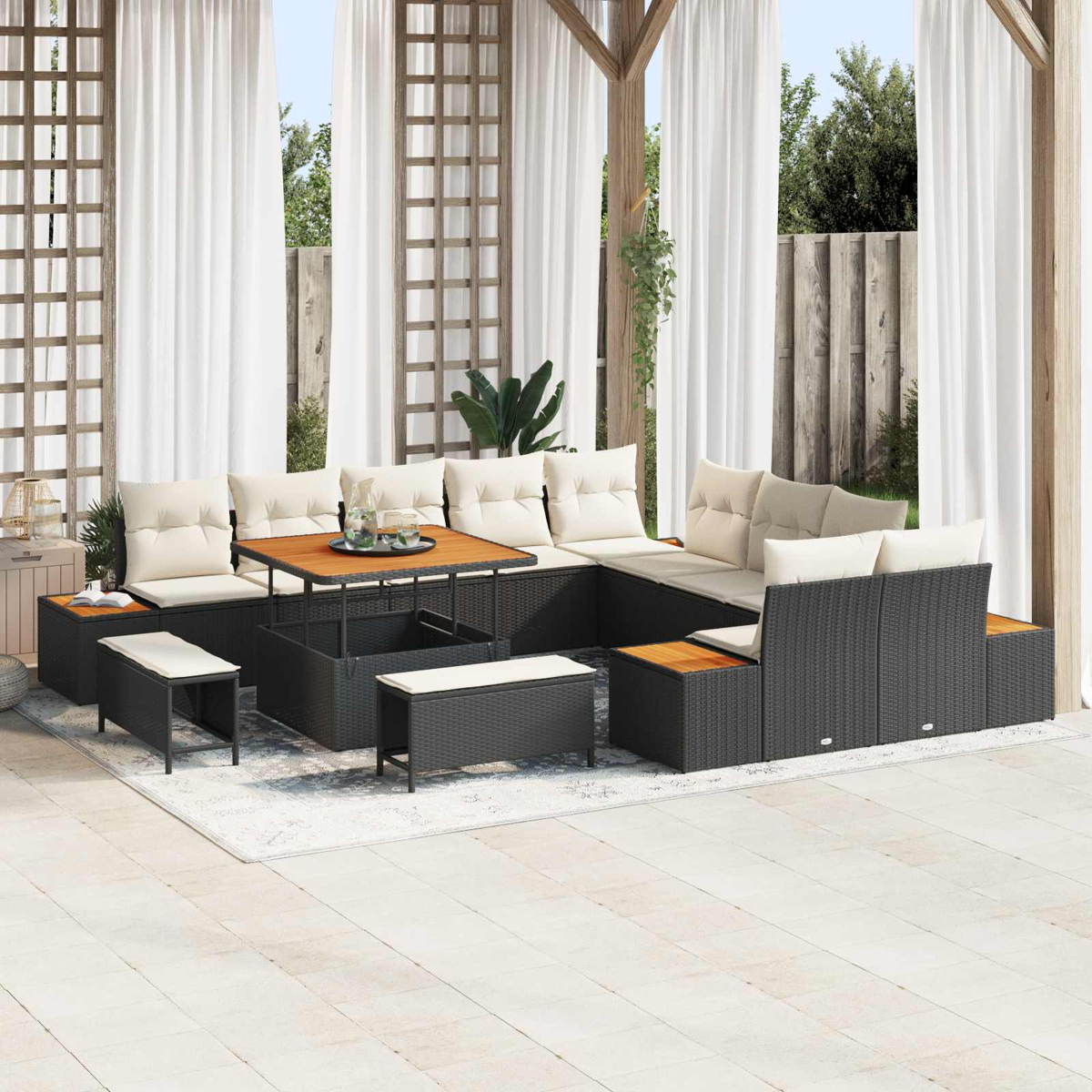 Ein dunkelgraues Rattan-Lounge-Set mit beigen Kissen unter einer Pergola.