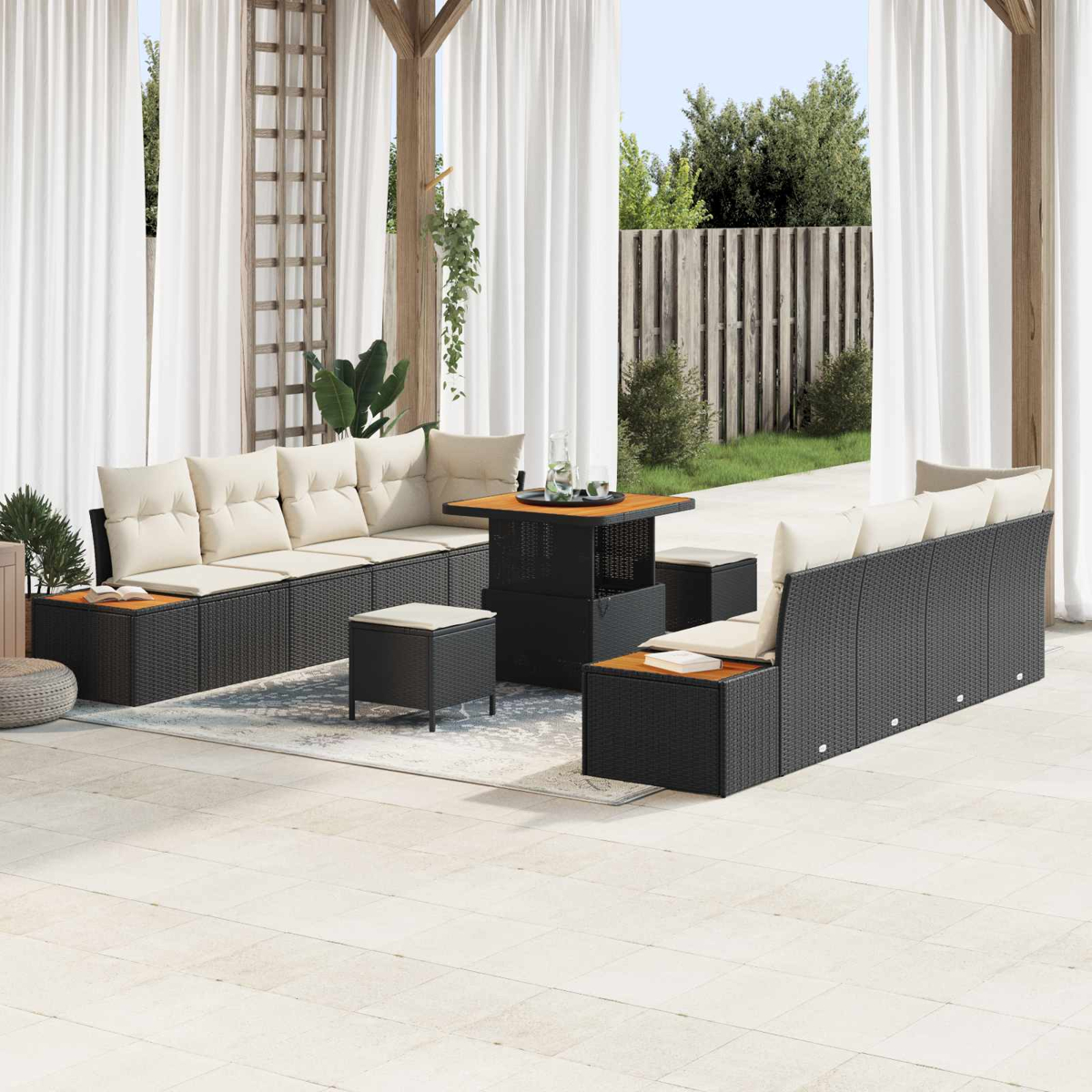 Mobili lounge in rattan grigio scuro con cuscini color crema su un patio.