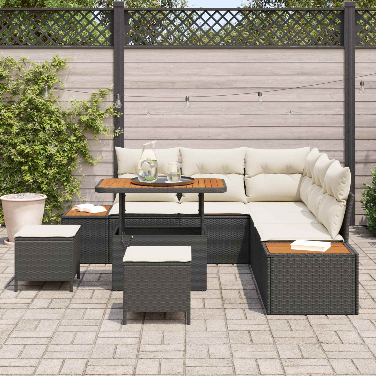 Outdoor-Ecksofa mit Couchtisch und Hockern auf einer Ziegelstein-Terrasse.