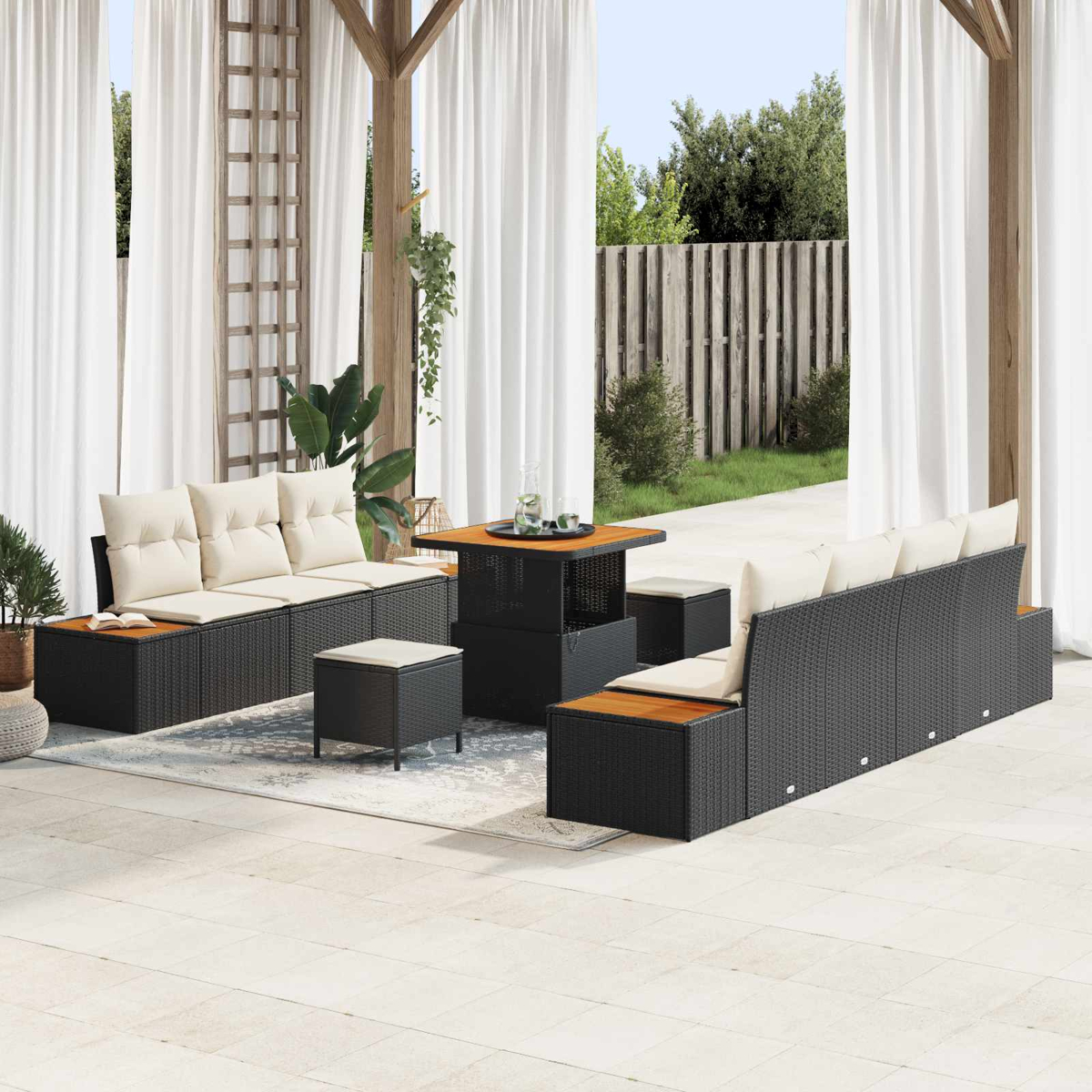 Dunkelgraue Rattan-Lounge-Möbel mit cremefarbenen Kissen auf einer gefliesten Terrasse.