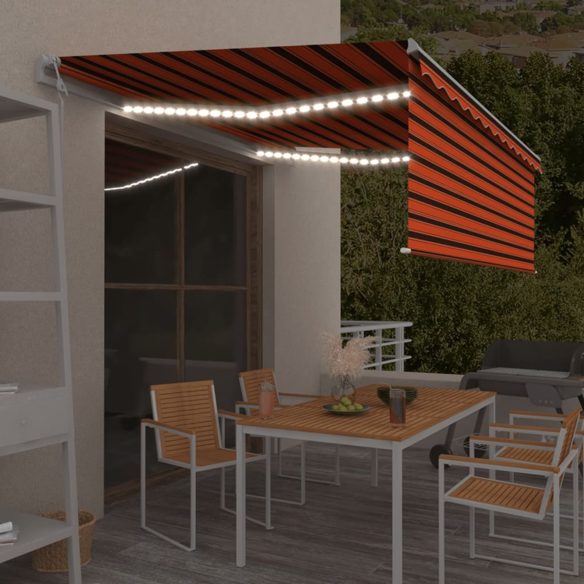 Ein gestreifter Markisenüberzug mit Lichtern über einem Tisch und Stühlen auf einer Terrasse.