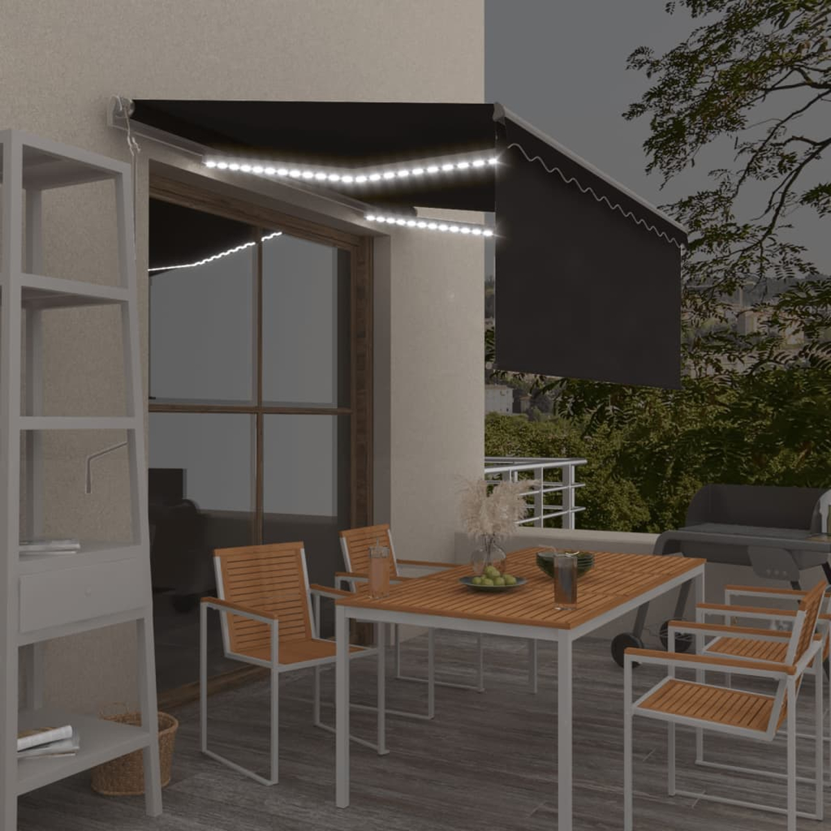 Balkon mit Tisch, Stühlen, Grill und Beleuchtung.