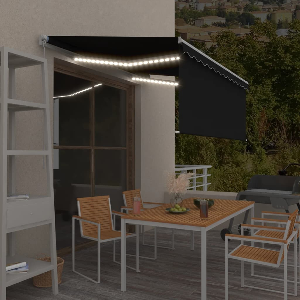 Eine Terrasse mit Tisch, Stühlen, Grill und Lichtern.