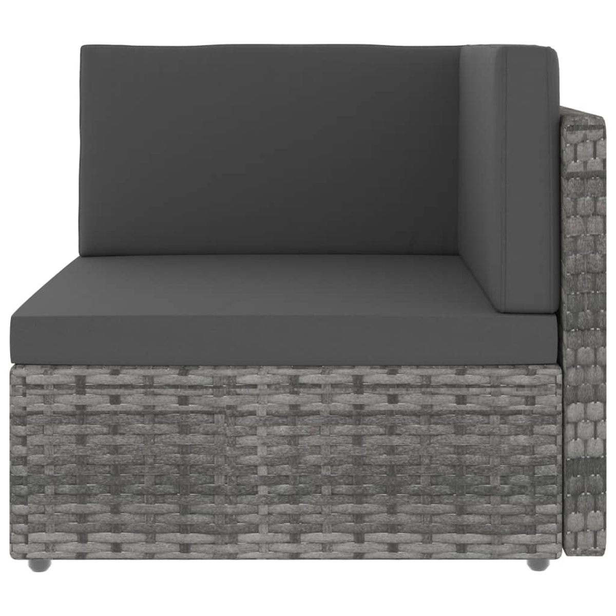 Grauer Ecksofa-Abschnitt mit dunklen Kissen und Rattan-Basis.