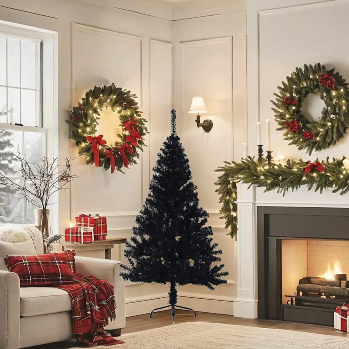 Ein schwarzer Weihnachtsbaum steht in einem Wohnzimmer mit Kränzen und einem Kamin.