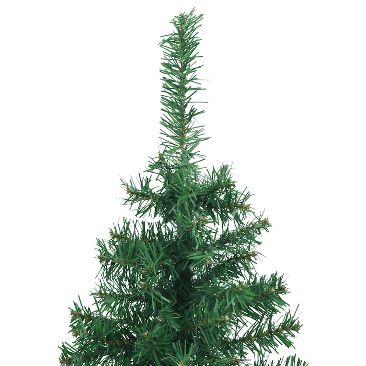Nahaufnahme eines grünen künstlichen Weihnachtsbaums mit detaillierten Nadeln auf weißem Hintergrund.