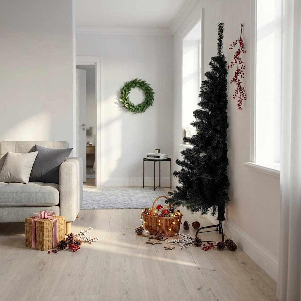 Ein schwarzer Weihnachtsbaum steht in einem Raum mit Sofa, Geschenk und Korbfüllung.