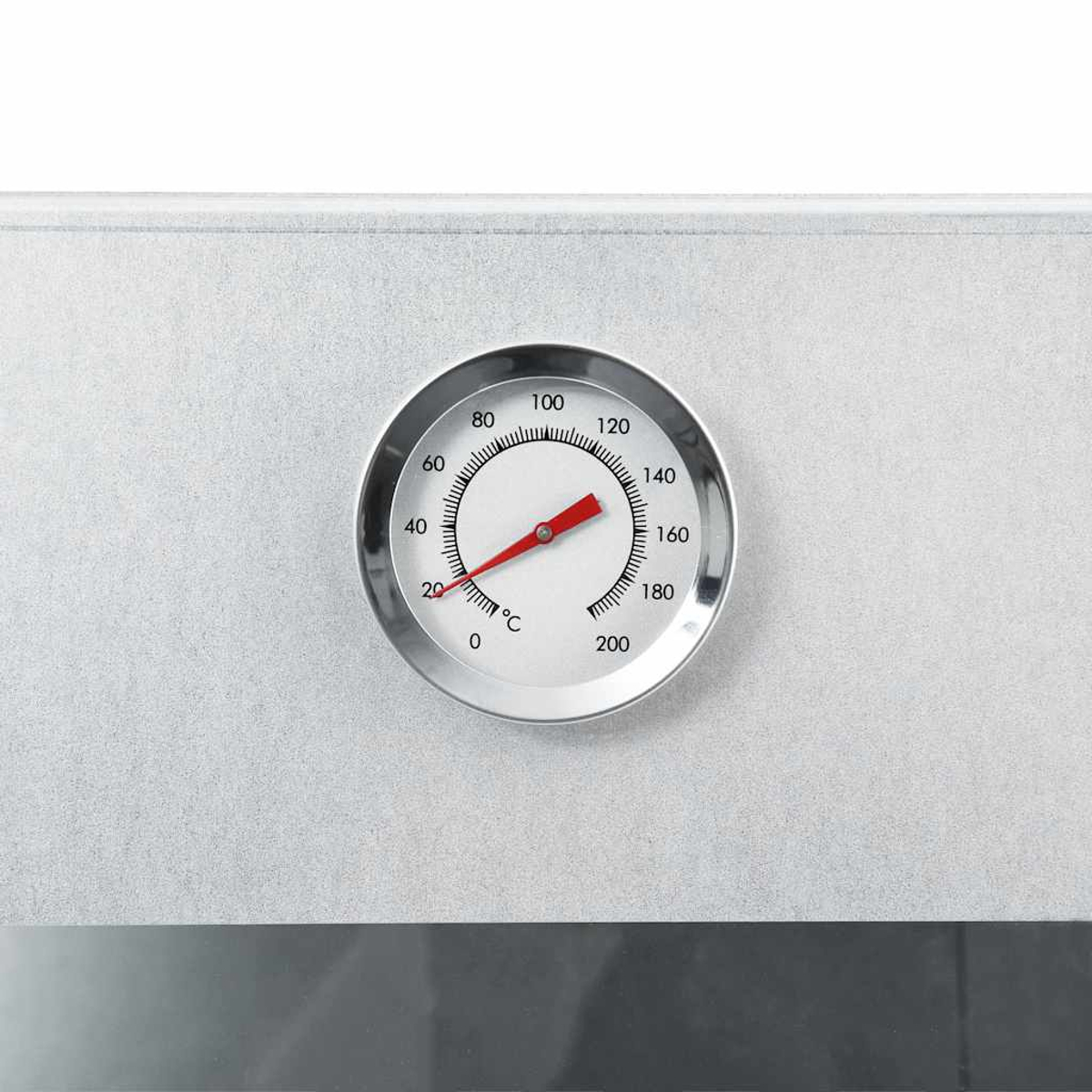 Un termometro con puntatore rosso su quadrante bianco che mostra la temperatura in Celsius.