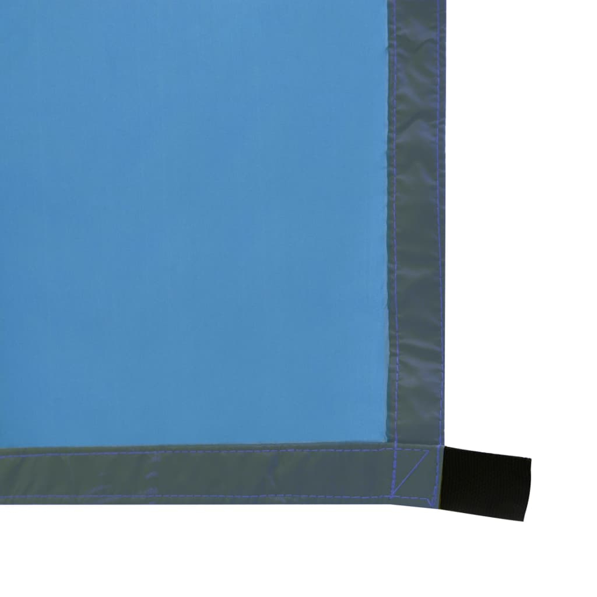 Ein blauer Stoff mit grauem Saum und einer schwarzen Schlaufe.