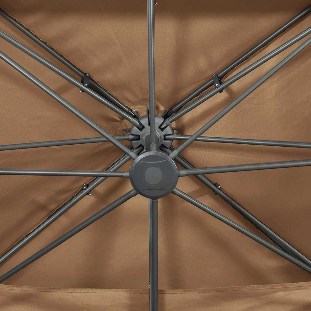 Parte inferiore di un ombrello marrone con stecche metalliche che si estendono da un meccanismo centrale grigio.