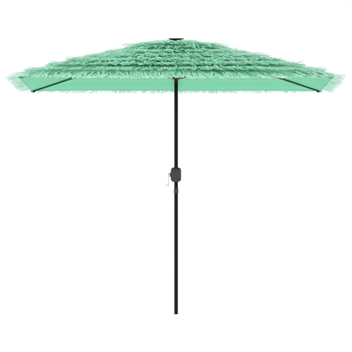Un ombrellone verde chiaro con frange su sfondo bianco.