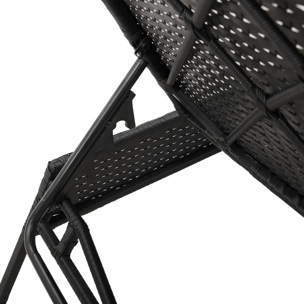 Primo piano del tessuto in rattan scuro e telaio metallico di una sdraio.