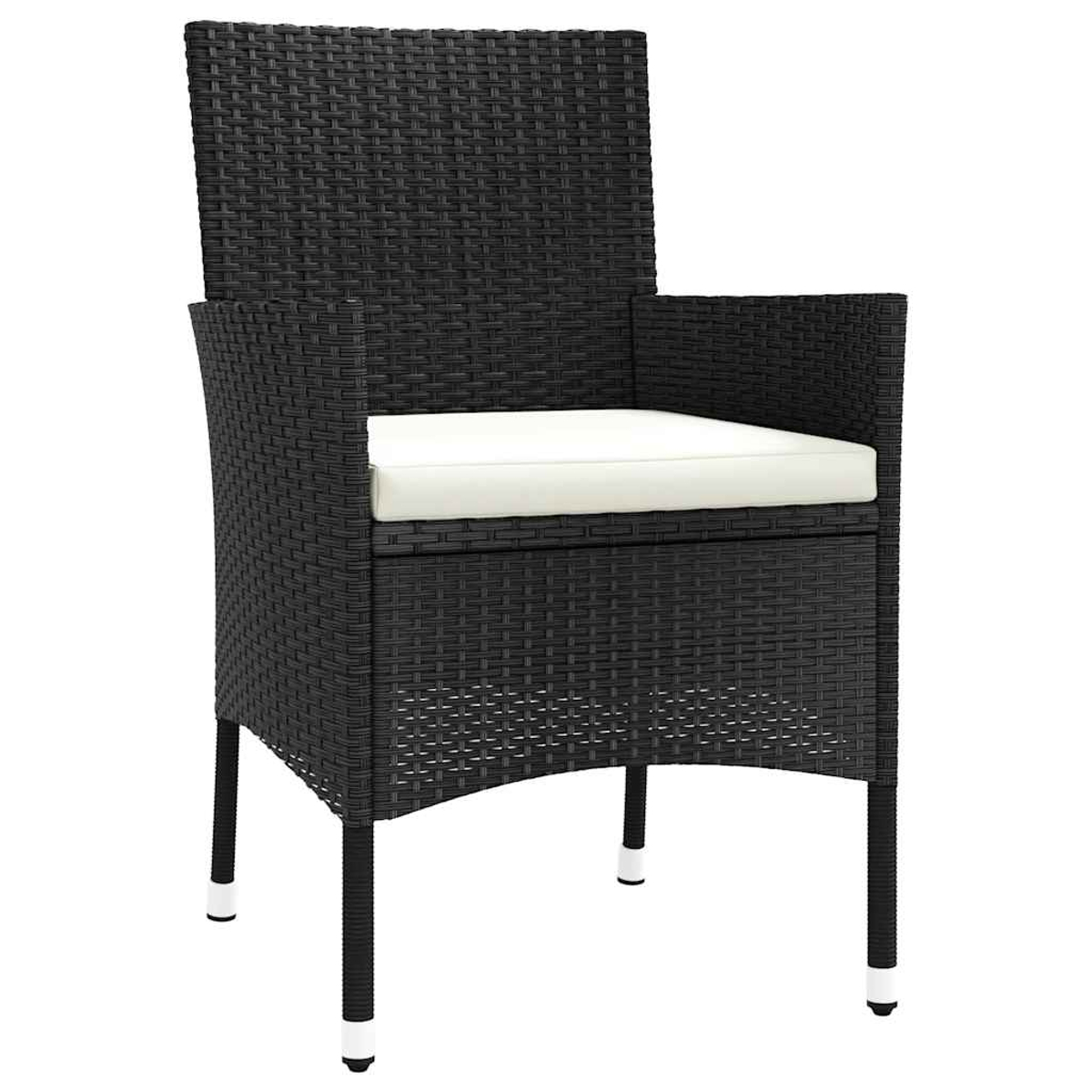 Schwarzer Rattan-Sessel mit weißem Kissen, auf weißem Hintergrund.