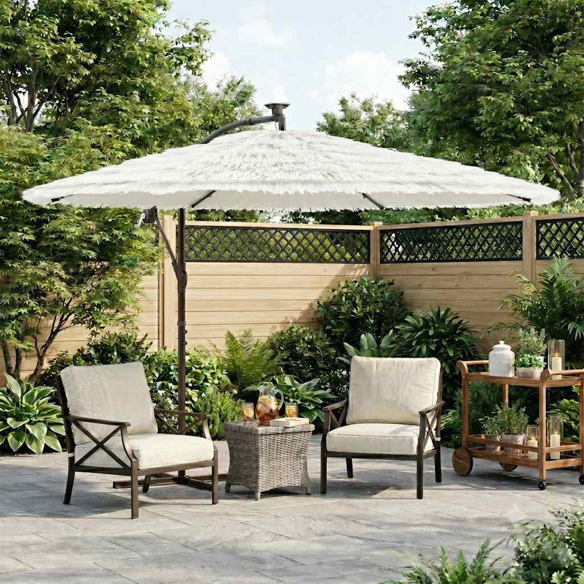 Arredo da giardino sotto un ombrellone con due sedie, un tavolino e un carrello.