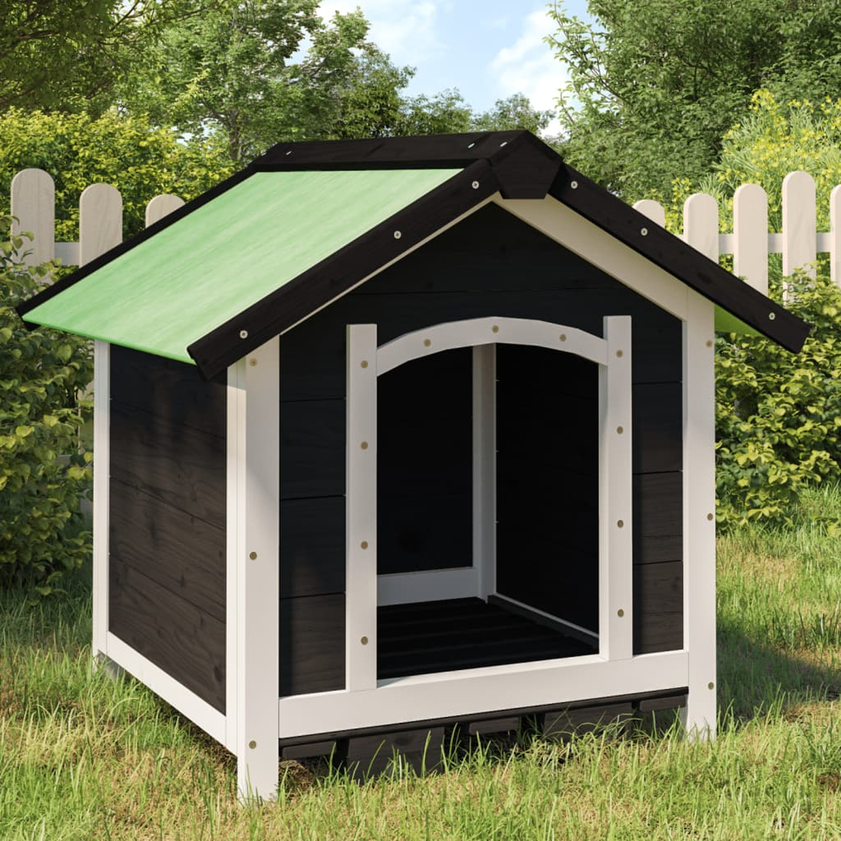 Ein schwarzes Holzhaus für Hunde mit grünem Dach und weißem Rahmen.