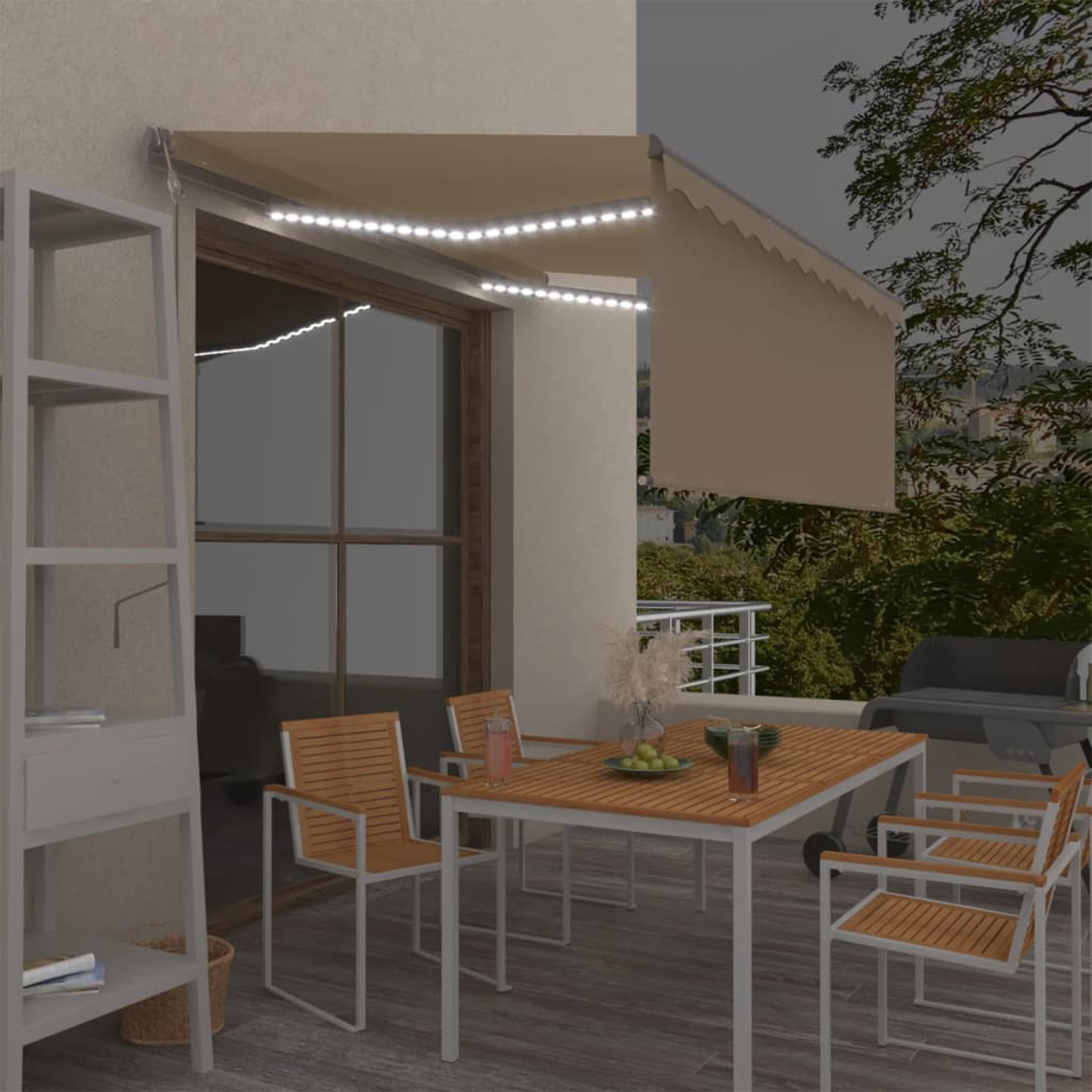 Eine Terrasse mit Esstisch, Stühlen, Grill und Beleuchtung am Abend.