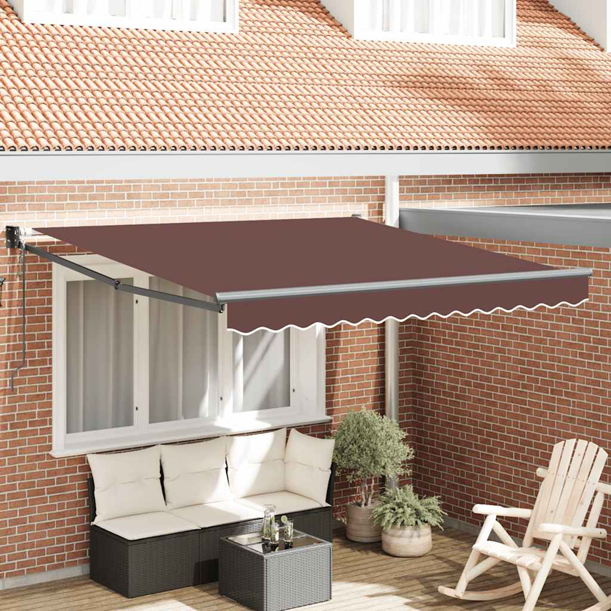 Ein braunes Vordach über einem Fenster, daneben eine Lounge und ein Schaukelstuhl.
